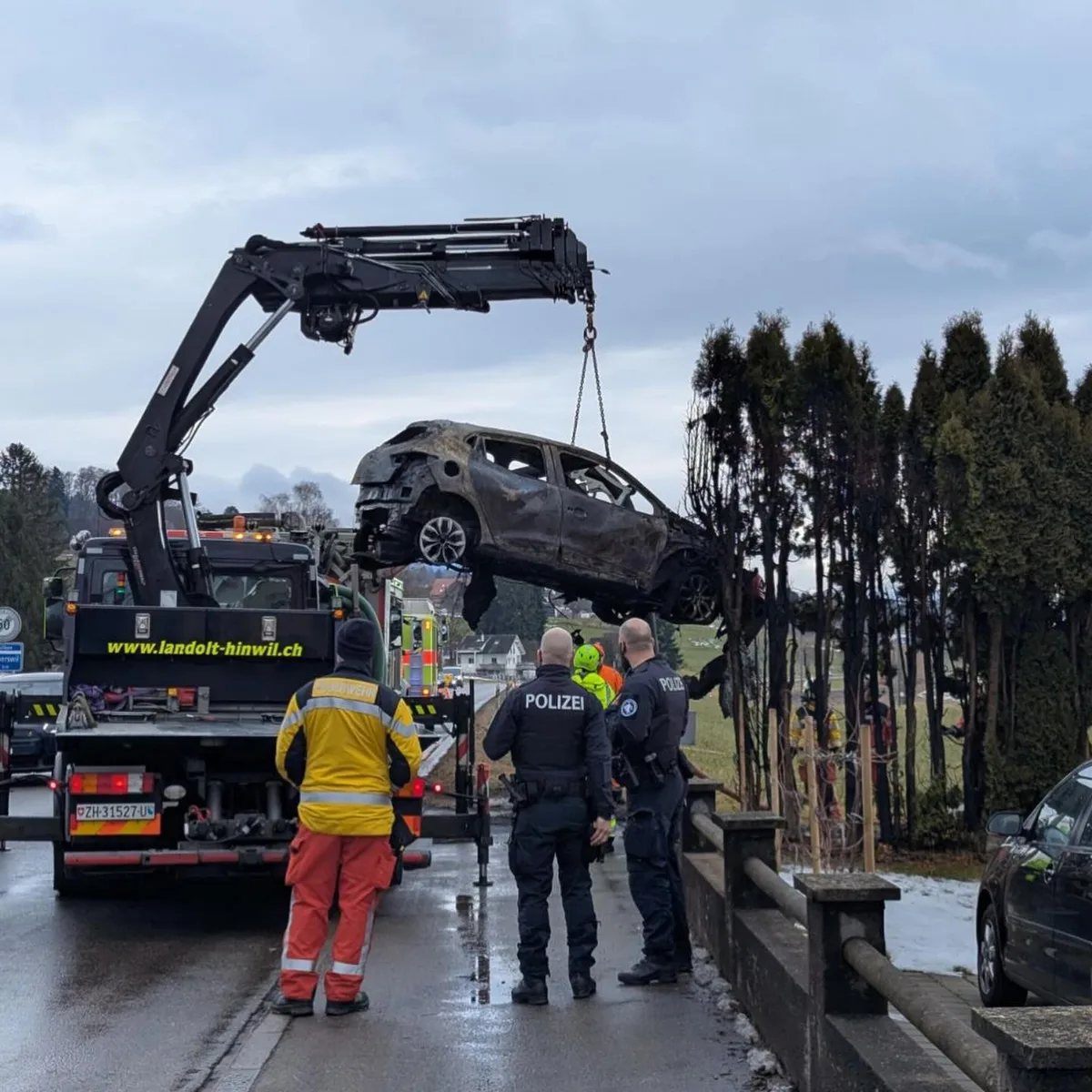 Das ausgebrannte Fahrzeug wurde abtransportiert. Man sieht ein ausgebranntes Fahrzeug, das abtransportiert wird.